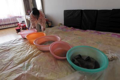 肇东楼上漏水，住户失联，小区没物管，业主维权难！律师来支招……